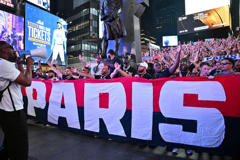 Adeptos do PSG 'invadem' Times Square
