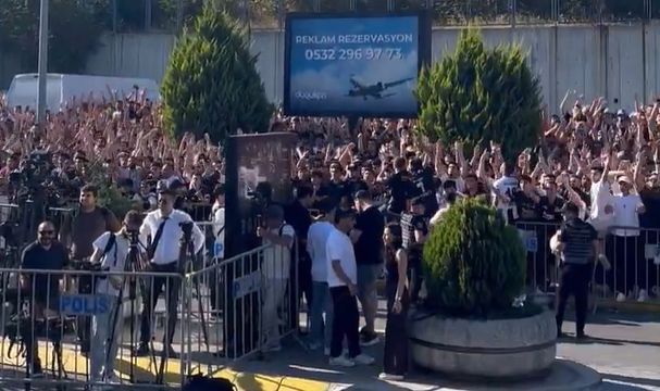 Vídeo: Multidão aguarda Kokçu, novo 10 do Besiktas, em Istambul