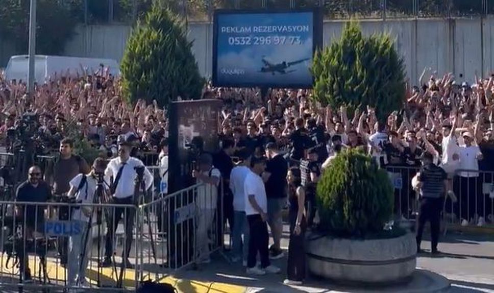 Adeptos do Besiktas no aeroporto