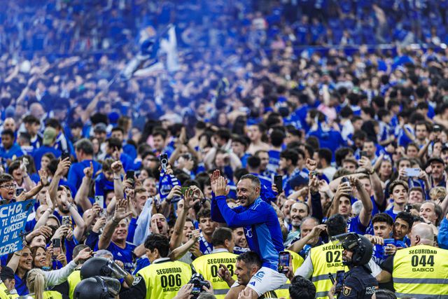 Santi Cazorla a agradecer o apoio dos adeptos do Real Oviedo