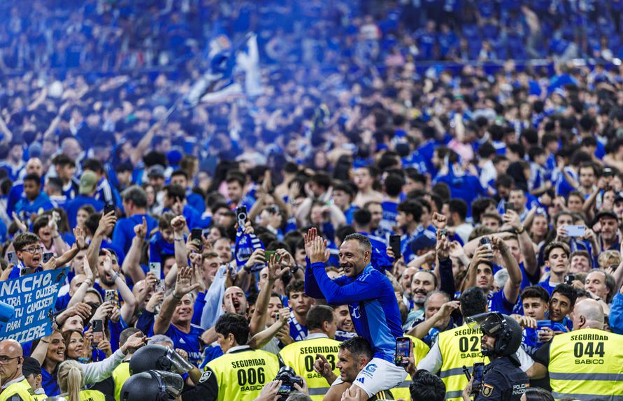Santi Cazorla a agradecer o apoio dos adeptos do Real Oviedo
