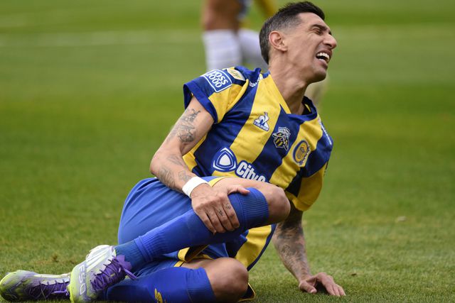 Após marcar pelo Rosario Central, Di María saiu de maca a chorar