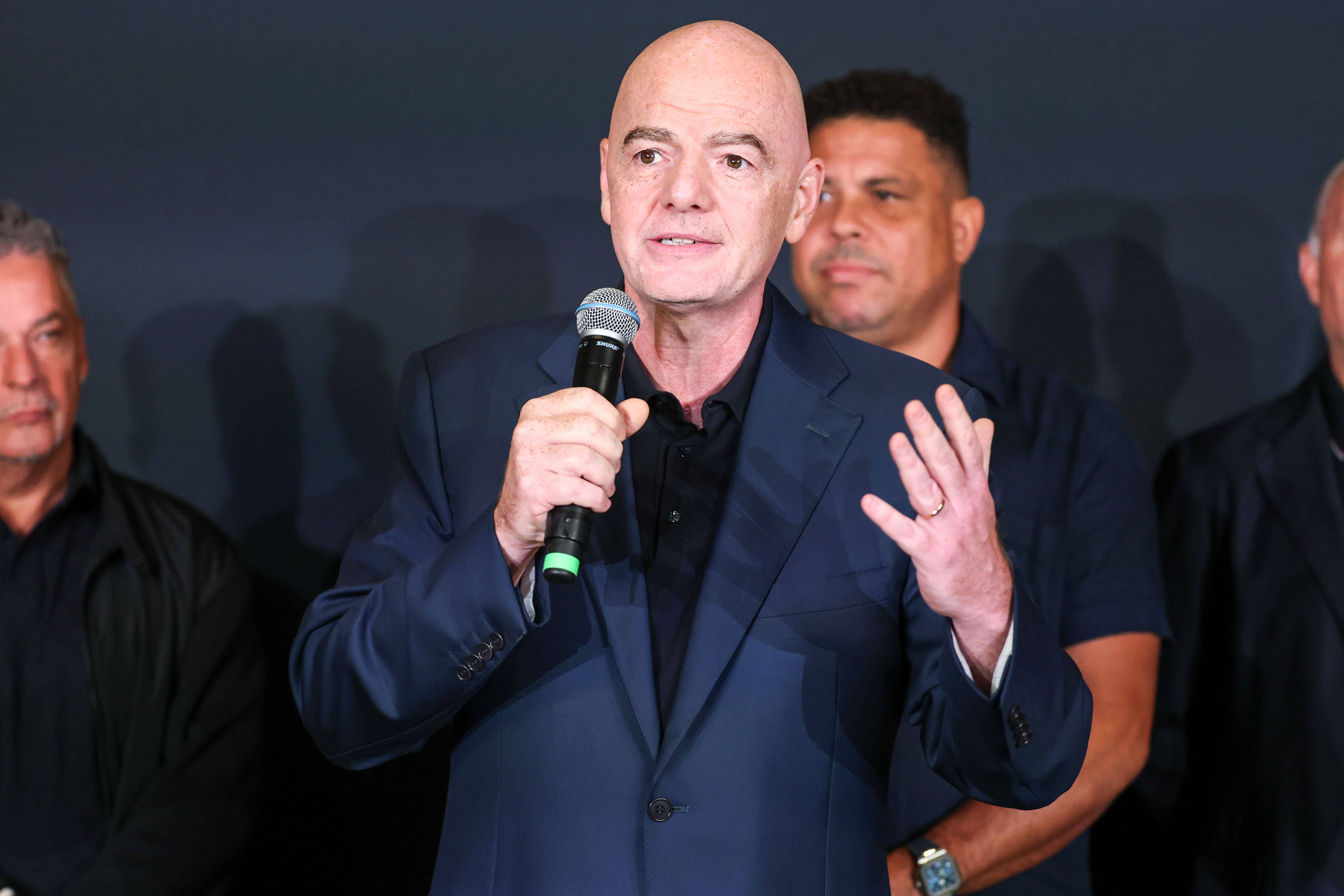 Gianni Infantino em conferência de imprensa ao lado de outras personalidades do mundo do futebol