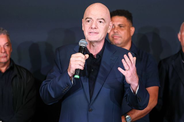 Gianni Infantino em conferência de imprensa ao lado de outras personalidades do mundo do futebol