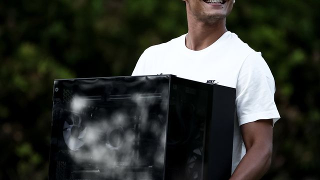 Malas, TV e consola: Quaresma destaca-se na chegada do Sporting ao Algarve