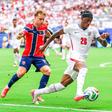 Noni Madueke pressionado por Andreas Schjelderup
