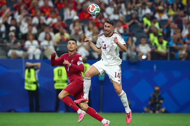 Laporte em duelo com Ronaldo