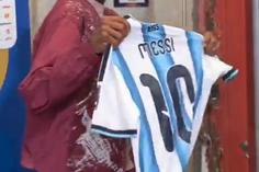 Jogador da Suíça sorri ao mostrar camisola de Messi