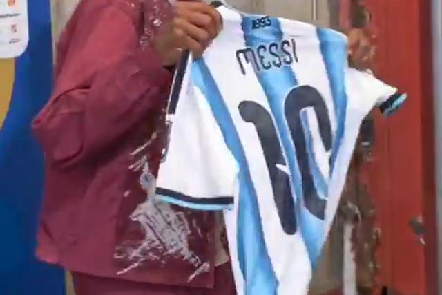 Jogador da Suíça sorri ao mostrar camisola de Messi