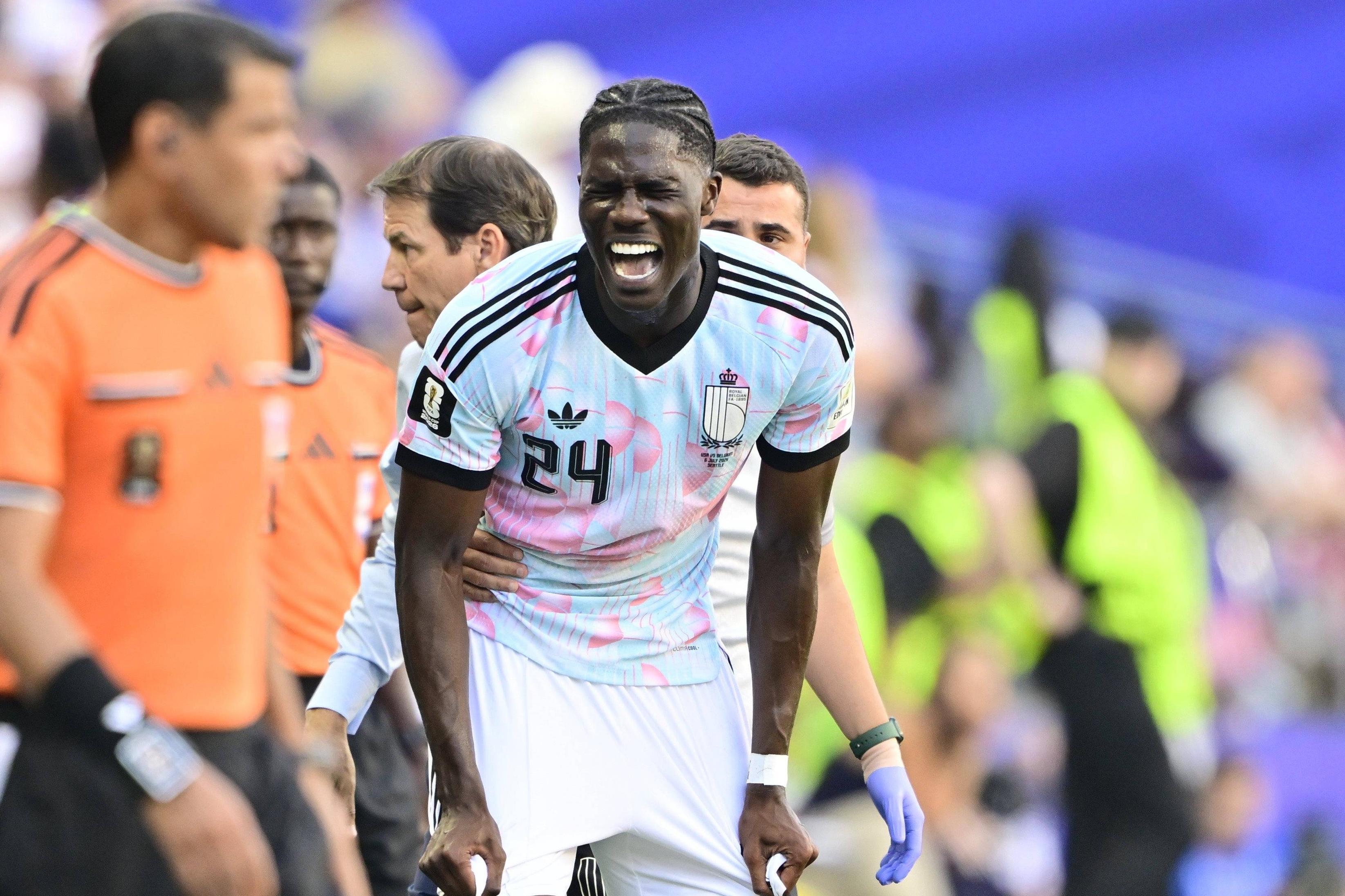 Amadou Onana esteve no Espanha-Bélgica de muletas