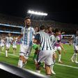 Argentina sofre, mas carimba 'meias' do Mundial 2026