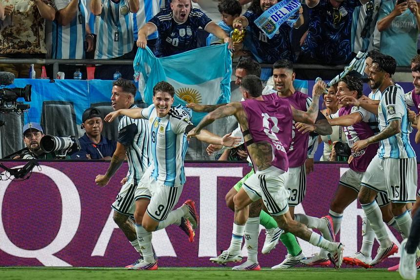 Julián Álvarez foi herói na vitória da Argentina diante da Suíça