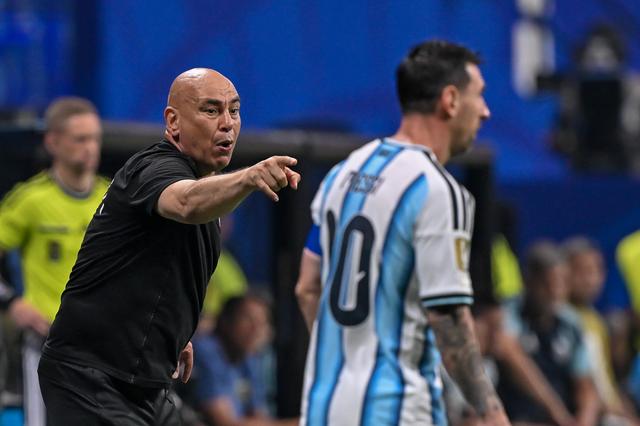 Hossam Hassan, selecionador do Egito, e Messi
