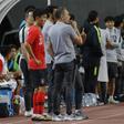 Paulo Bento e Hwang In-beom no jogo de estreia do médio pela seleção A da Coreia do Sul, em setembro de 2018 - Foto: IMAGO