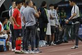 Paulo Bento e Hwang In-beom no jogo de estreia do médio pela seleção A da Coreia do Sul, em setembro de 2018 - Foto: IMAGO