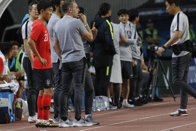 Paulo Bento e Hwang In-beom no jogo de estreia do médio pela seleção A da Coreia do Sul, em setembro de 2018 - Foto: IMAGO