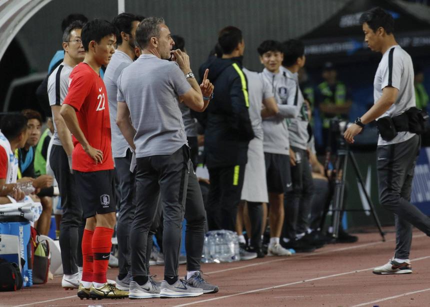 Paulo Bento e Hwang In-beom no jogo de estreia do médio pela seleção A da Coreia do Sul, em setembro de 2018 - Foto: IMAGO