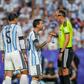 Lionel Messi discute com o árbitro João Pinheiro