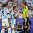 Lionel Messi discute com o árbitro João Pinheiro