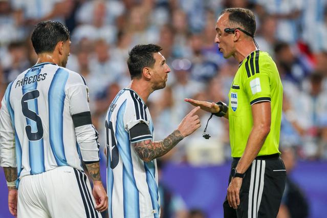 Lionel Messi discute com o árbitro João Pinheiro