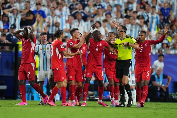 João Pinheiro expulsou Embolo, que saiu em lágrimas