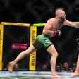 Derrota e lesão grave: regresso de Conor McGregor termina em desastre