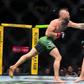 Derrota e lesão grave: regresso de Conor McGregor termina em desastre