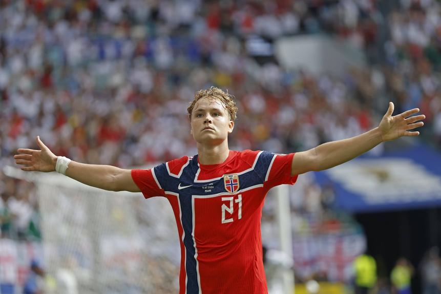 Festa de Schjelderup contra a Inglaterra - Foto: IMAGO