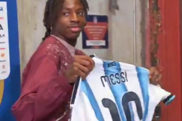 Jogador da Suíça sorri ao mostrar camisola de Messi