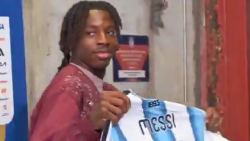 Jogador da Suíça sorri ao mostrar camisola de Messi