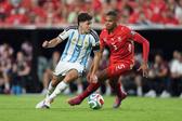 Akanji com Julian Álvarez
