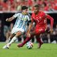 Akanji com Julian Álvarez
