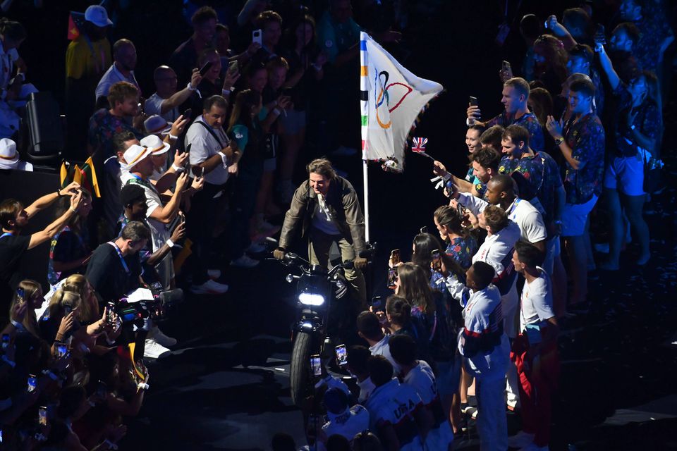 Vídeo: Tom Cruise caiu do céu para fechar Paris 2024 e apresentar LA 2028