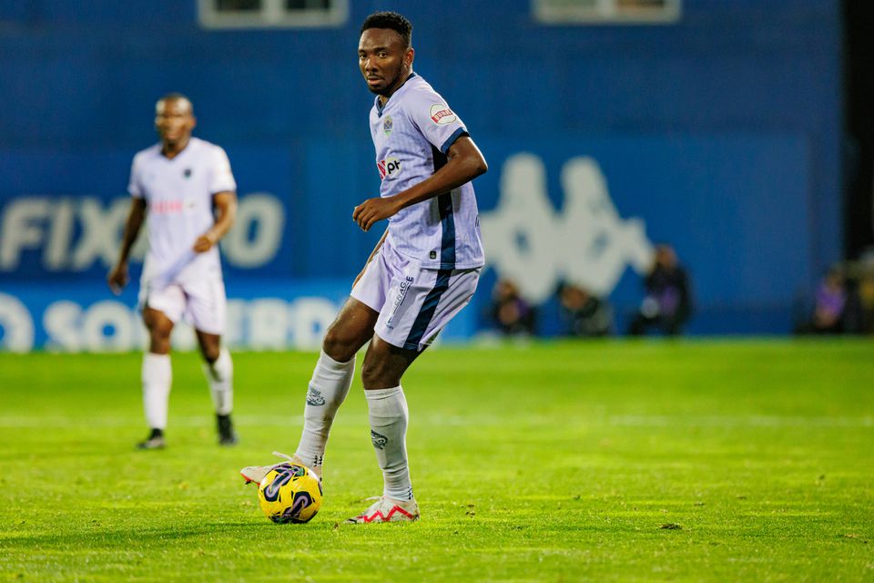 Oficial: Jogador nigeriano do Chaves transfere-se para o Burnley