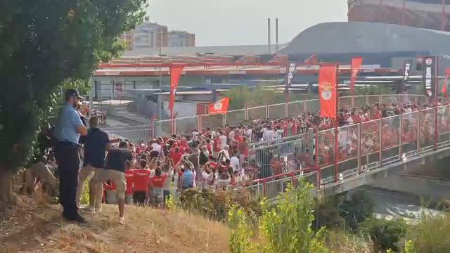 Milhares de adeptos na chegada do Benfica à Luz