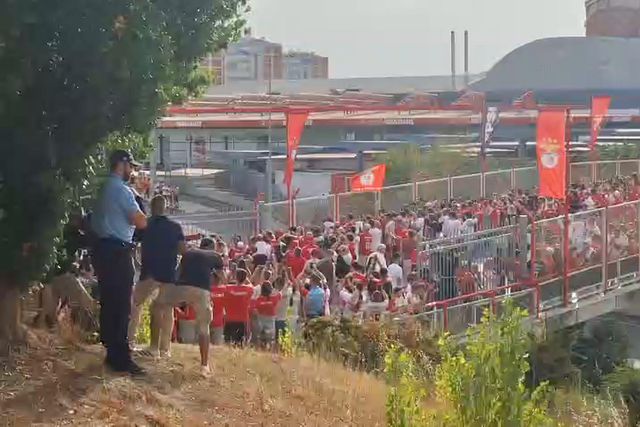 Milhares de adeptos na chegada do Benfica à Luz