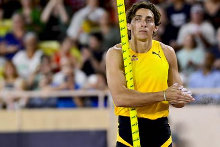 Armand Duplantis enfrenta algo nunca antes visto no salto com vara