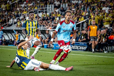 Fenerbahçe dá a volta ao Feyenoord e pode enfrentar Benfica no 'play-off'