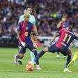 Raphinha a dominar a bola no duelo entre Barcelona e Villarreal da época passada