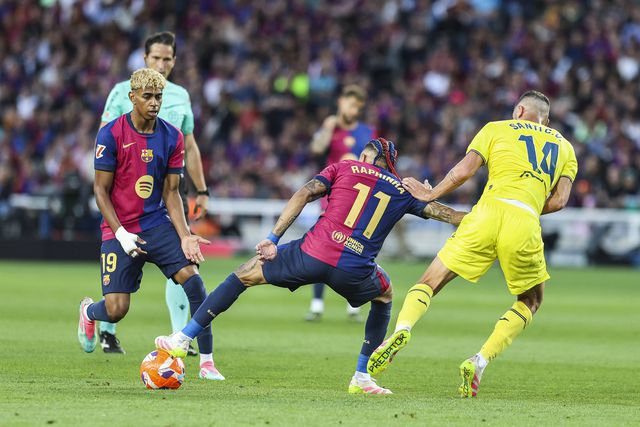 Raphinha a dominar a bola no duelo entre Barcelona e Villarreal da época passada
