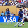 Vitinha, médio do PSG, tem a bola controlada perante a oposição de Moisés Caicedo, médio do Chelsea, lance ocorrido na final do Mundial de Clubes