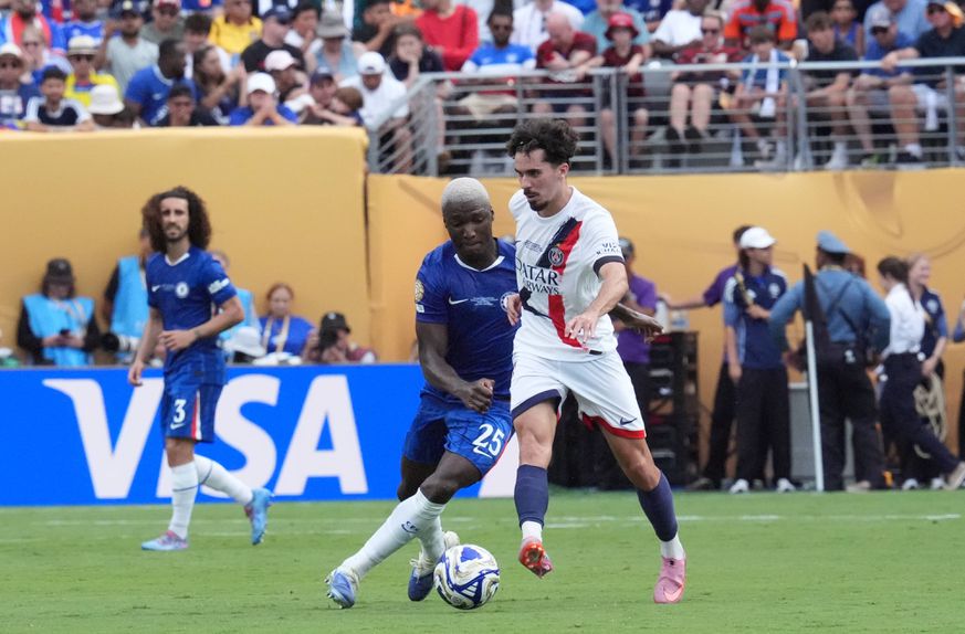 Vitinha, médio do PSG, tem a bola controlada perante a oposição de Moisés Caicedo, médio do Chelsea, lance ocorrido na final do Mundial de Clubes