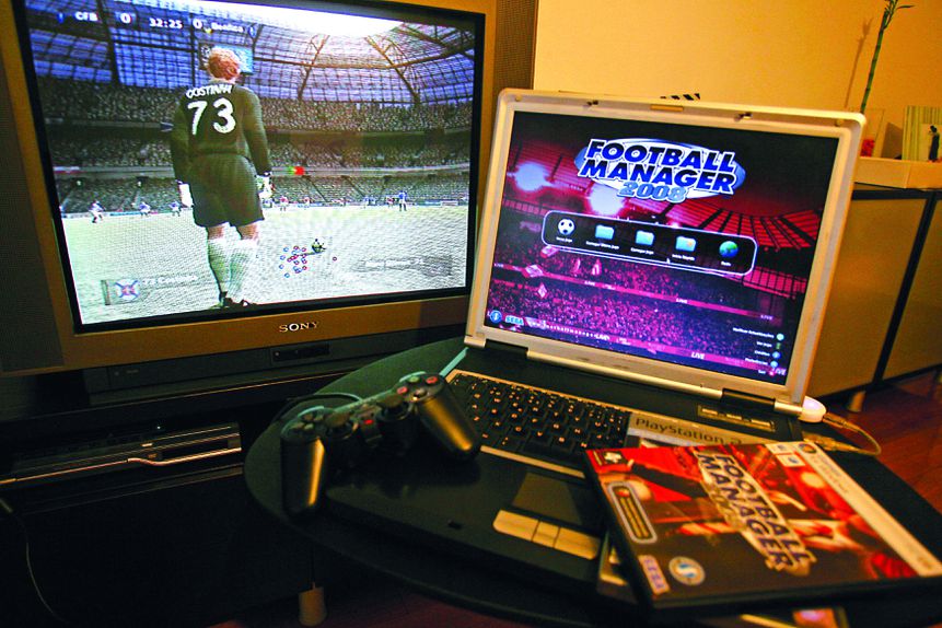 Vão longe — e ao mesmo tempo perto — os tempos do 'Football Manager' no computador de cada um. FOTO A BOLA