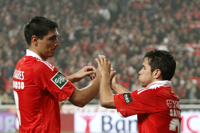 Cardozo e Saviola — o melhor e mais recente exemplo de um casamento feliz no ataque do Benfica. FOTO RUI RAIMUNDO/A BOLA