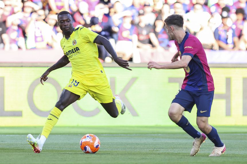Nicolas Pépé e Gavi num jogo que opôs Villareal e Barcelona, em maio último