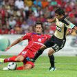 Saviola luta pela posse de bola frente a um jogador do Gl Vicente na primeira jornada do campeonato de 2011/12, jogo a 12 de agosto em Barcelos que terminou com um empate a dois golos