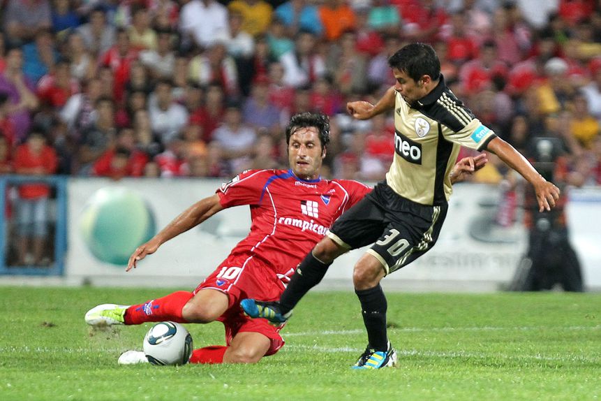 Saviola luta pela posse de bola frente a um jogador do Gl Vicente na primeira jornada do campeonato de 2011/12, jogo a 12 de agosto em Barcelos que terminou com um empate a dois golos