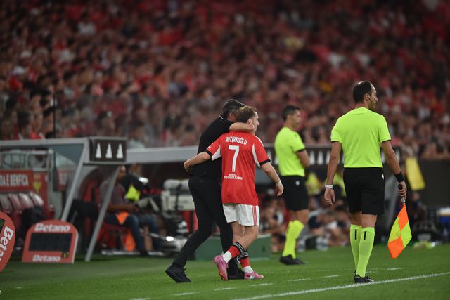 Abraço entre Bruno Lage e Akturkoglu alimenta ideia de adeus