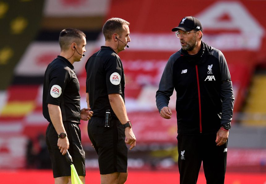 Klopp, ex-treinador do Liverpool, conversa com David Coote (ao centro)