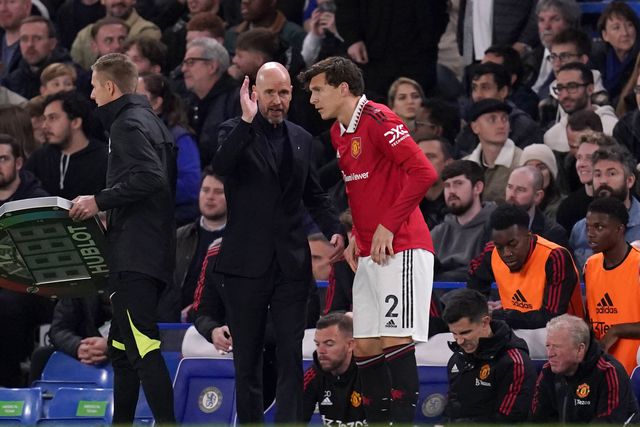 Ten Hag a dar instruções a Lindelof